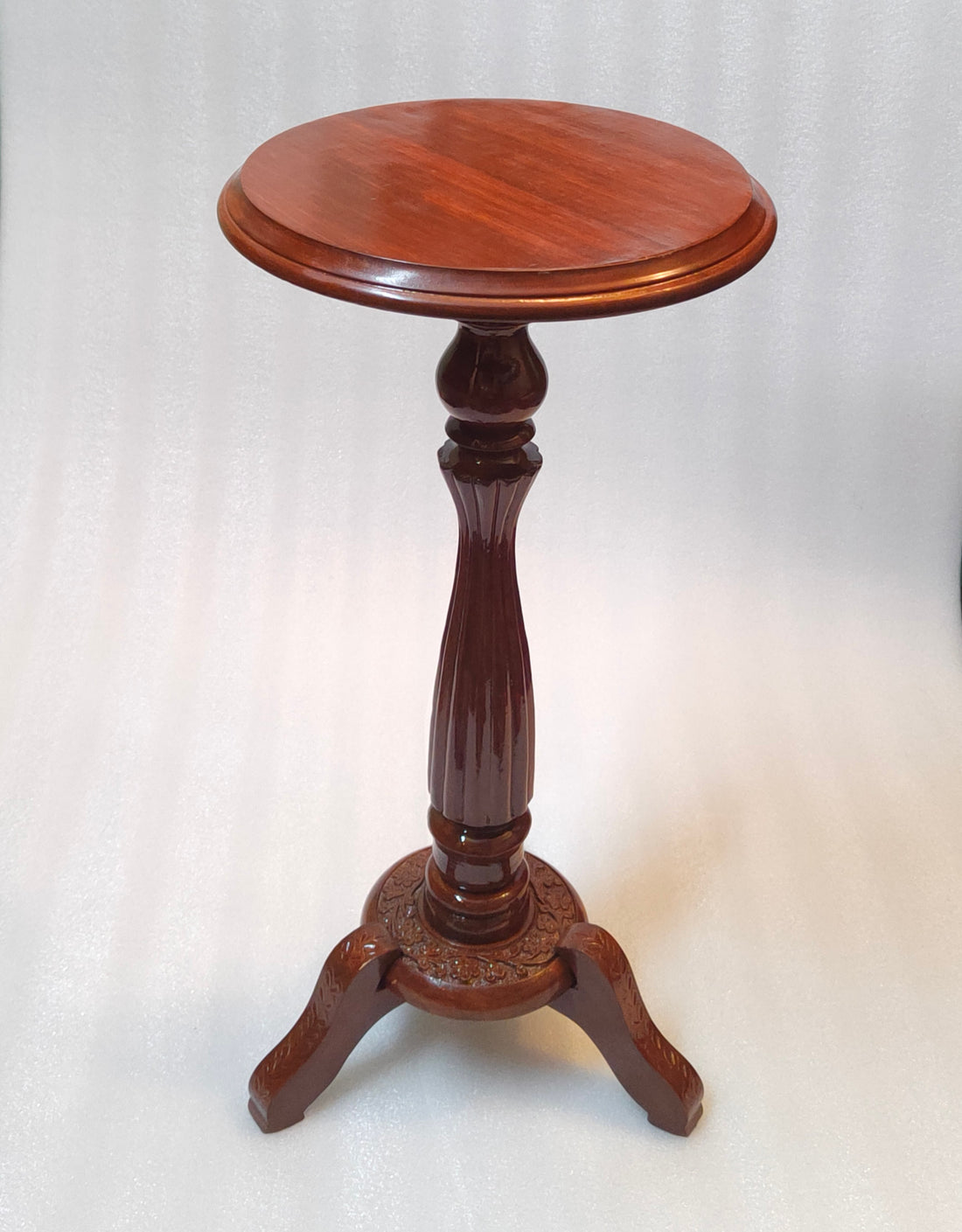 Antique Design Side Table (Walnut Texture)